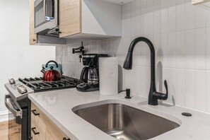 Refrigerador, microondas, horno y parrilla de estufa 