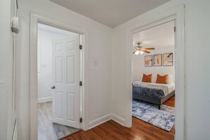 1 habitación, escritorio, tabla de planchar con plancha y wifi 