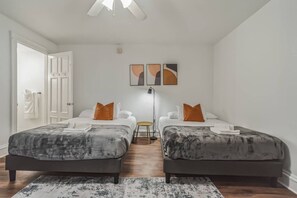 1 habitación, escritorio, tabla de planchar con plancha y wifi 