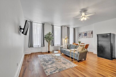Large Historical 1/1 Center City | Sleeps 4!