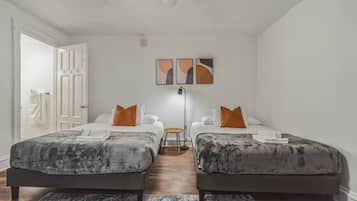 1 bedroom, desk, iron/ironing board, WiFi