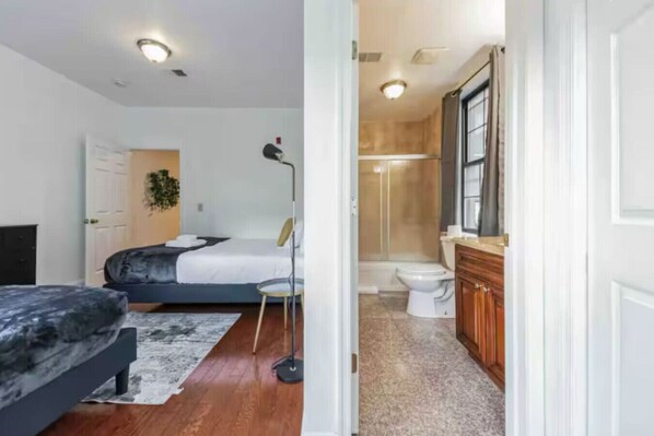 1 habitación, tabla de planchar con plancha, wifi y ropa de cama