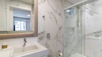 Basic Apartment | Bathroom