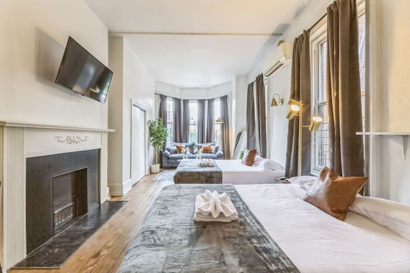 Desk, iron/ironing board, WiFi, bed sheets