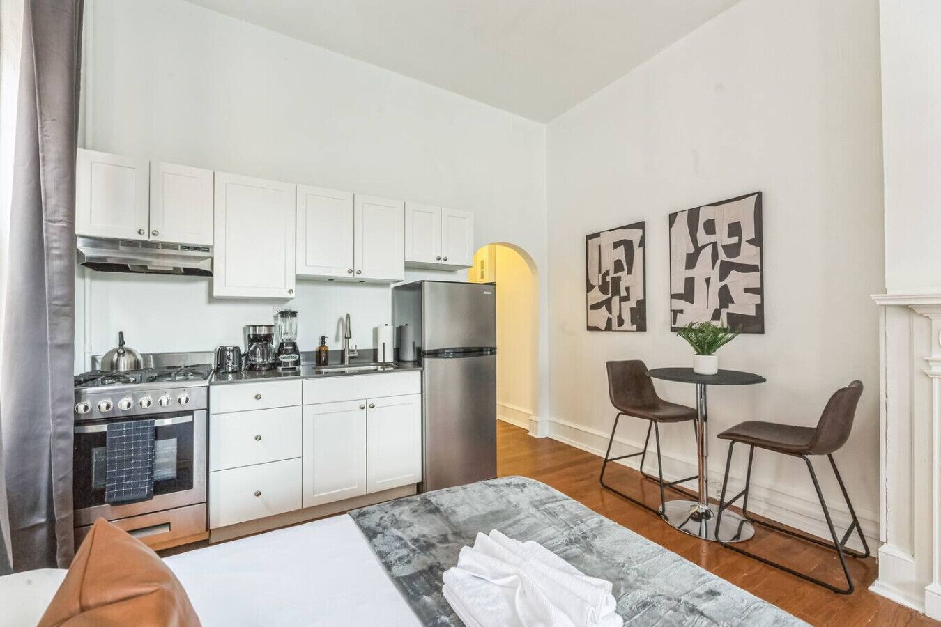 Kühlschrank, Mikrowelle, Herdplatte, Geschirrspüler