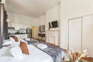Desk, iron/ironing board, WiFi, bed sheets - New Studio in Center City | Sleeps 4 | Fast Wifi (Philadelphia)