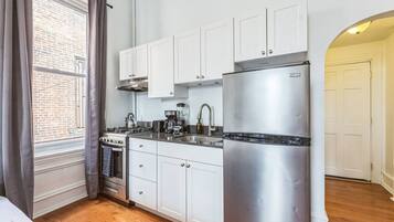 Fridge, microwave, stovetop, dishwasher