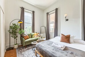 Desk, iron/ironing board, WiFi, bed sheets