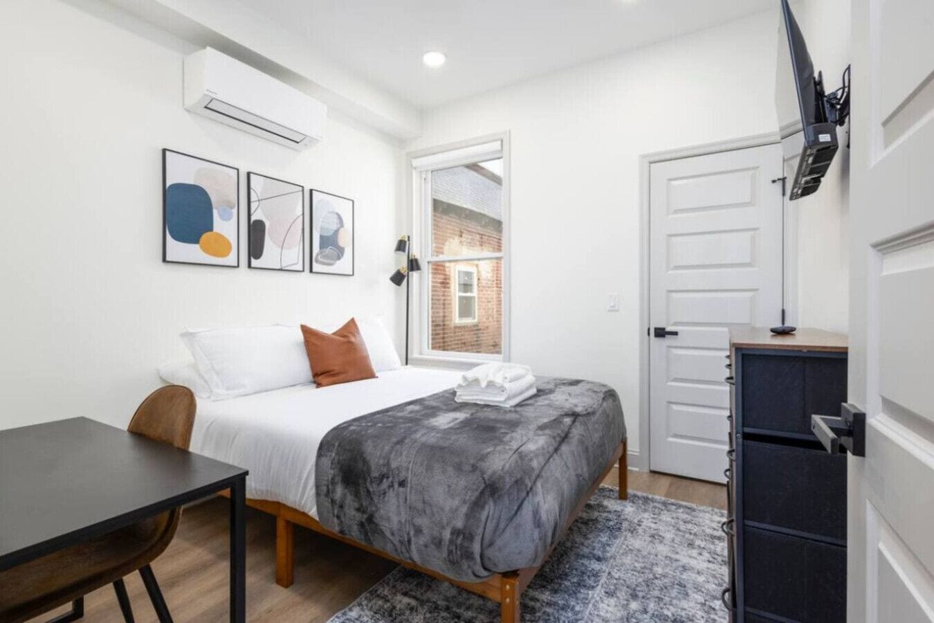 1 quarto, escrivaninha, ferros/tábuas de passar roupa, Wi-Fi