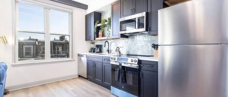 Réfrigérateur, micro-ondes, four, plaque de cuisson