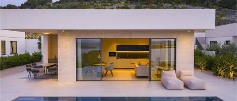 Een verwarmd zwembad