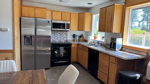 Charming 2-bedroom house private setting with amazing Mt. Shasta view