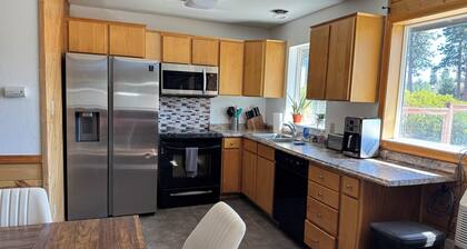 Charming 2-bedroom house private setting with amazing Mt. Shasta view