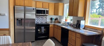 Charming 2-bedroom house private setting with amazing Mt. Shasta view