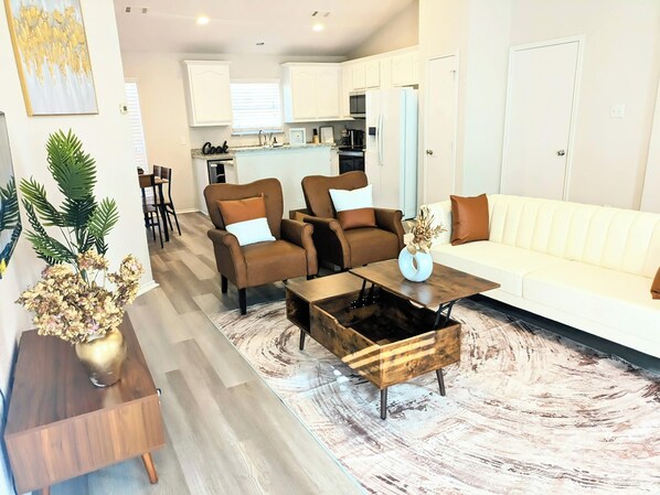 Living area - "Luxury Living at Your Doorstep" (Fort Worth)