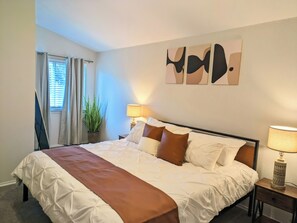 3 bedrooms, iron/ironing board, WiFi, bed sheets - "Luxury Living at Your Doorstep" (Fort Worth)