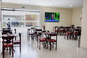 Café da manhã com buffet grátis todos os dias