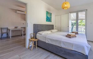 1 habitación, tabla de planchar con plancha y cuna de viaje