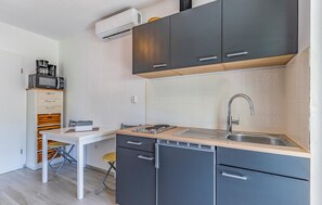 Refrigerador, placa de cocina, cafetera/tetera