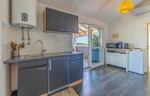 Kjøleskap, kokeplater og kaffetrakter/tekoker