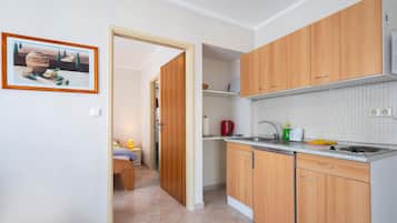 Fridge, stovetop