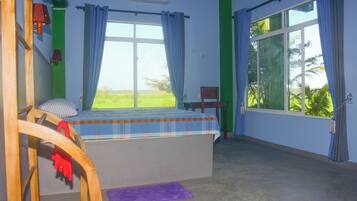 4 bedrooms, iron/ironing board, WiFi, bed sheets