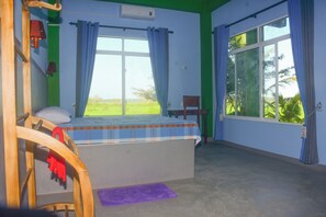 4 bedrooms, iron/ironing board, WiFi, bed sheets
