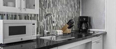 Micro-ondes, four, plaque de cuisson, lave-vaisselle