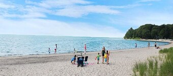 Your Lakeside Escape Awaits in Sherkston/Port Colborne. Private Beach!!!!
