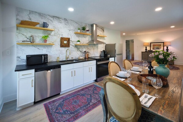 Microondas, horno, parrilla de estufa y lavavajillas 