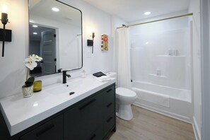 Secador de cabelo, toalhas de banho, sabonete, shampoo