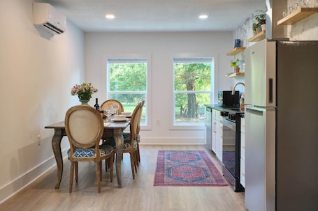 Microwave, oven, stovetop, dishwasher. Luxury 1BR, Sleeps 4, Walk to stadium/downtown, Full kitchen, W/D