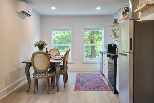 Luxury 1BR, Sleeps 4, Walk to stadium/downtown, Full kitchen, W/D