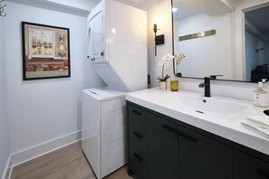 Secadora de cabello, toallas, jabón, shampoo 