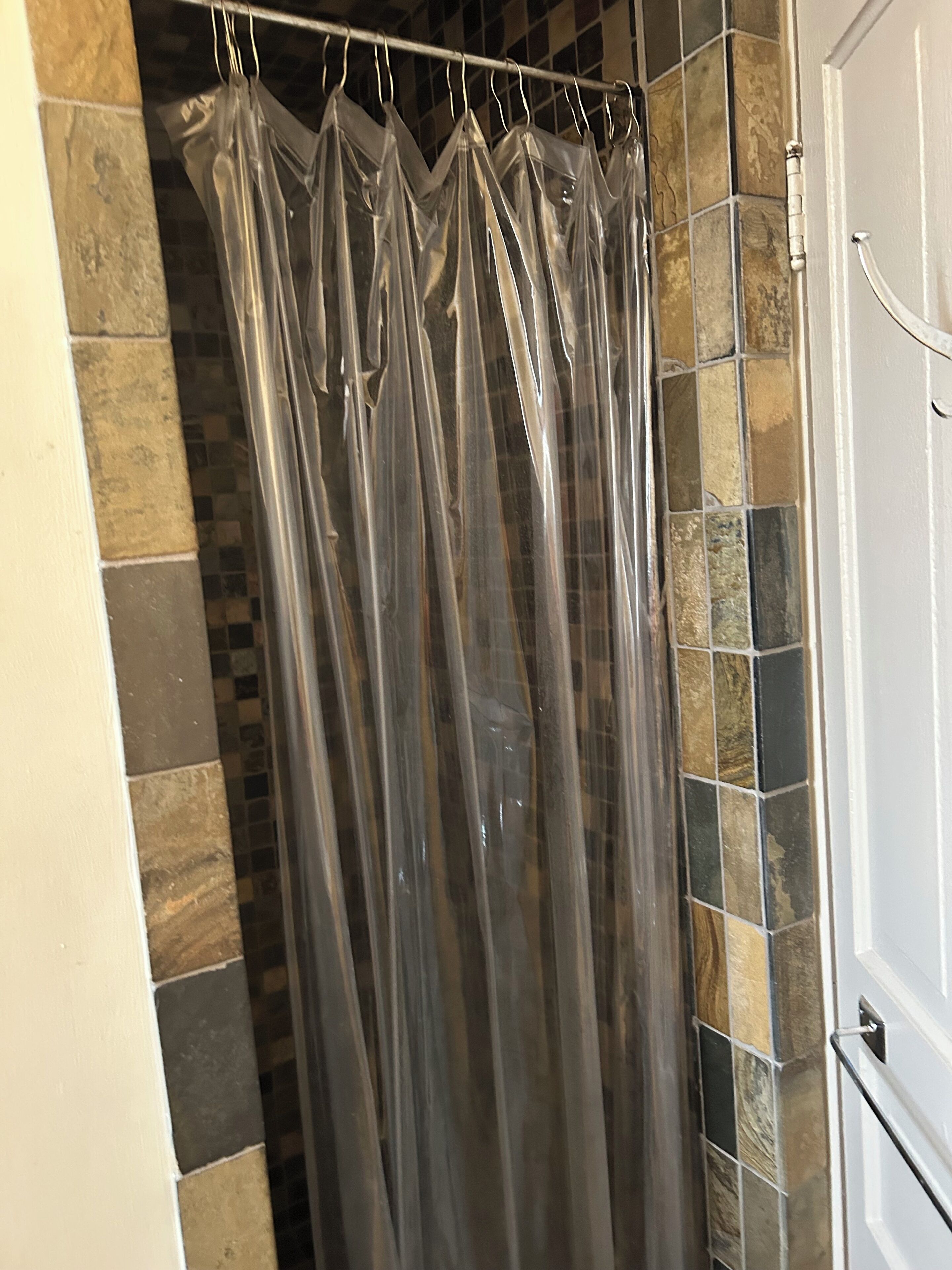 Douche, sèche-cheveux, serviettes fournies, savon