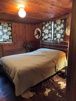 Bed sheets - Welcoming  Lake Huron Cowboy Cottage with AC,  kayaks,  & more in Tawas (Tawas City)