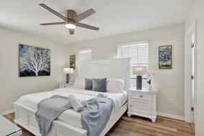 9 dormitorios, tabla de planchar con plancha, cuna de viaje