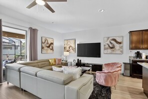 Una Smart TV, videojuegos, un reproductor de DVD