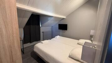 Classic Twin Room | Laptop workspace, free cribs/infant beds, free WiFi, bed sheets