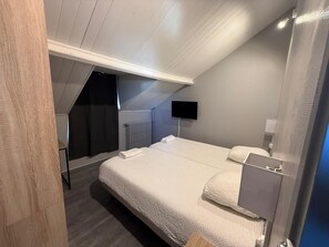 Quarto duplo clássico | Espaço de trabalho para notebook, berços grátis, Wi-Fi de cortesia