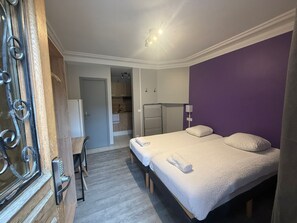 A bedroom with a bed, a desk, and a wardrobe. - Résidence Draco Paris Orly Aéroport (Athis-Mons)