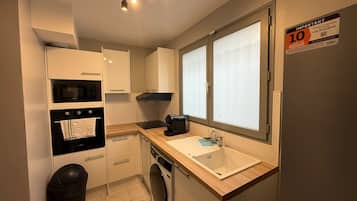 Microondas, placa de cocina, cafetera expreso, utensilios de cocina