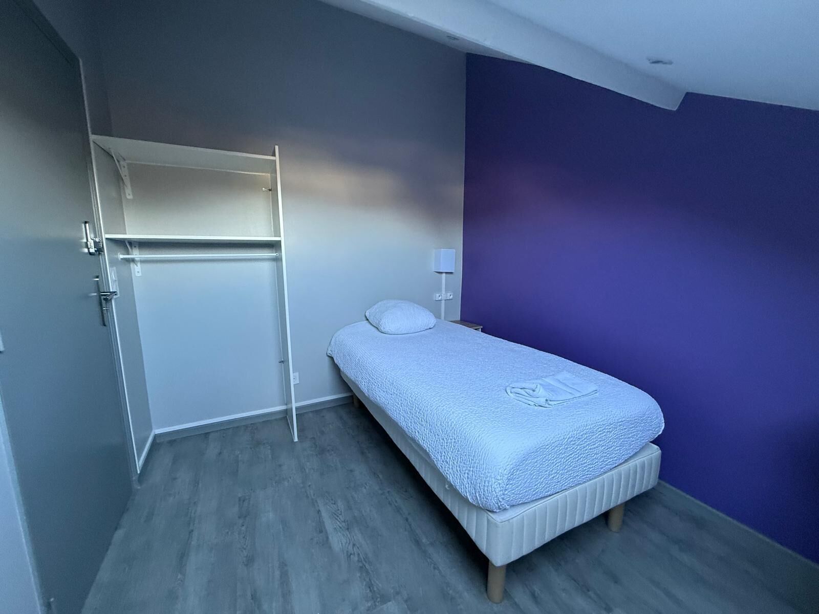 Quarto solteiro clássico, para não fumantes | Espaço de trabalho para notebook, berços grátis, Wi-Fi de cortesia