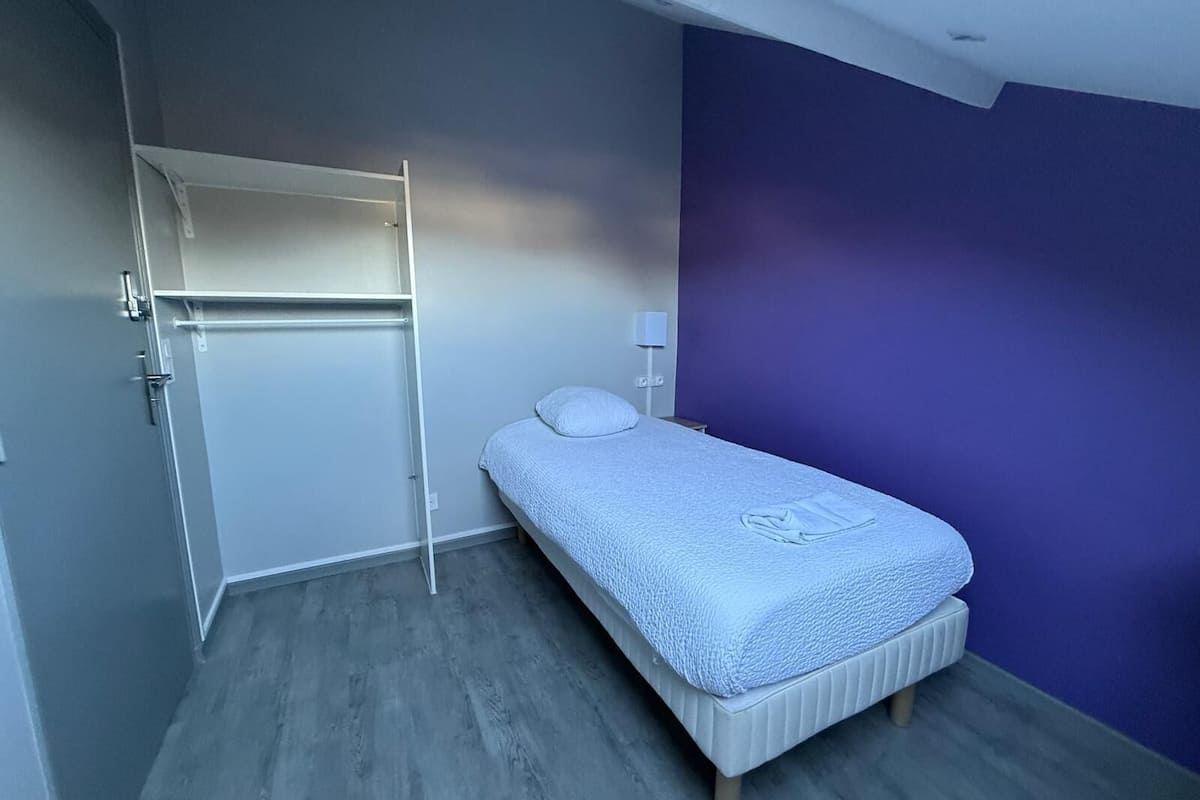 Quarto solteiro clássico, para não fumantes | Espaço de trabalho para notebook, berços grátis, Wi-Fi de cortesia