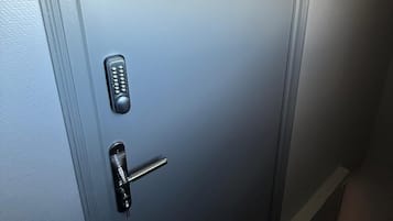 Classic Single Room, Non Smoking | Laptop workspace, free cots/infant beds, free WiFi, bed sheets