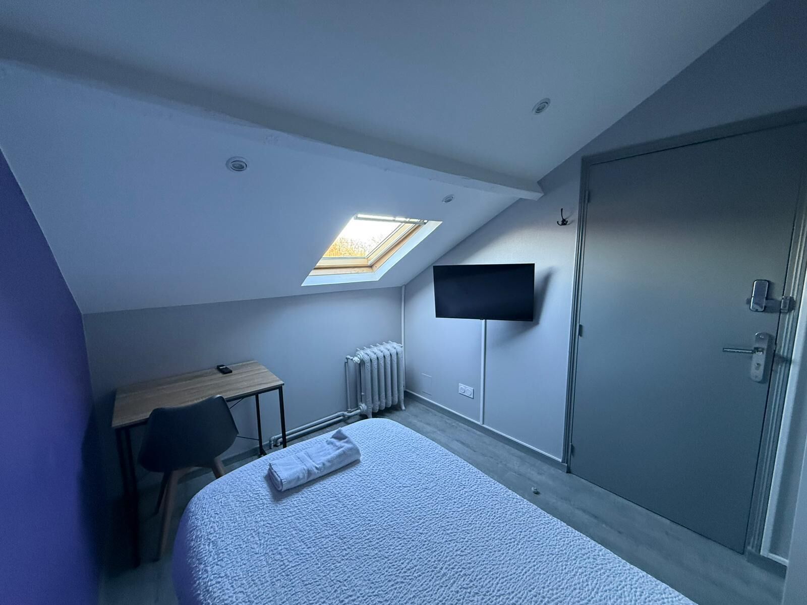 مكتب ومساحة عمل للكمبيوتر المحمول وواي فاي مجانًا