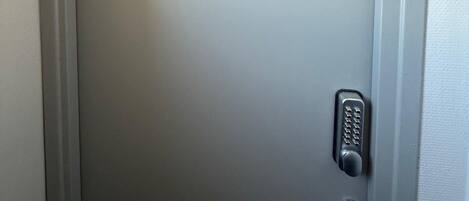 Una puerta con un letrero con el número 2, una cerradura y un picaporte.