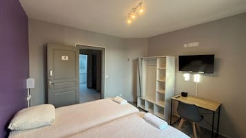 Quarto duplo clássico | Espaço de trabalho para notebook, berços grátis, Wi-Fi de cortesia