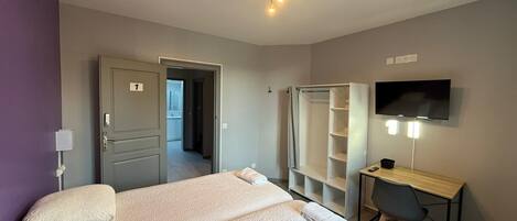 Tomannsrom – classic | Skrivebord for bærbar PC, barnesenger (inkludert) og wi-fi (inkludert)