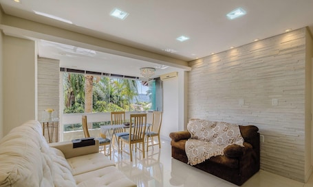 Basic Apartment | Living area